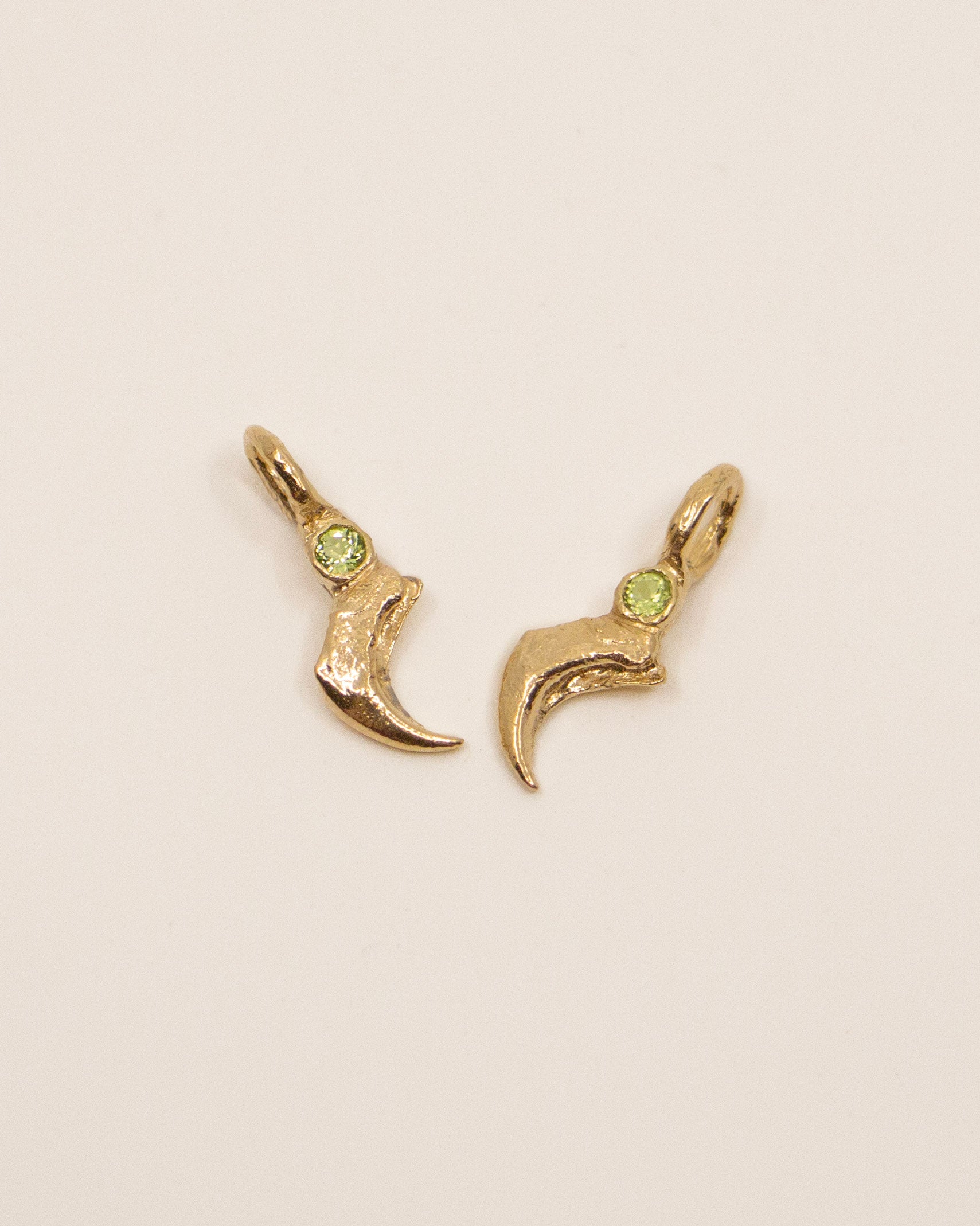 GEMSTONE CAT CLAW PENDANT