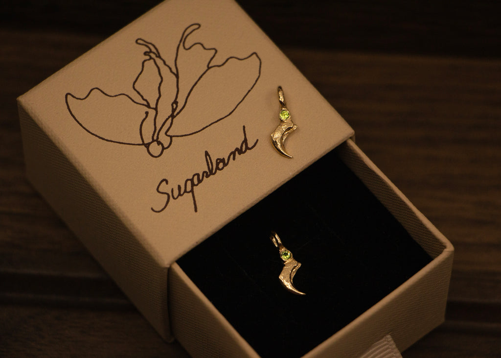 GEMSTONE CLAW PENDANT