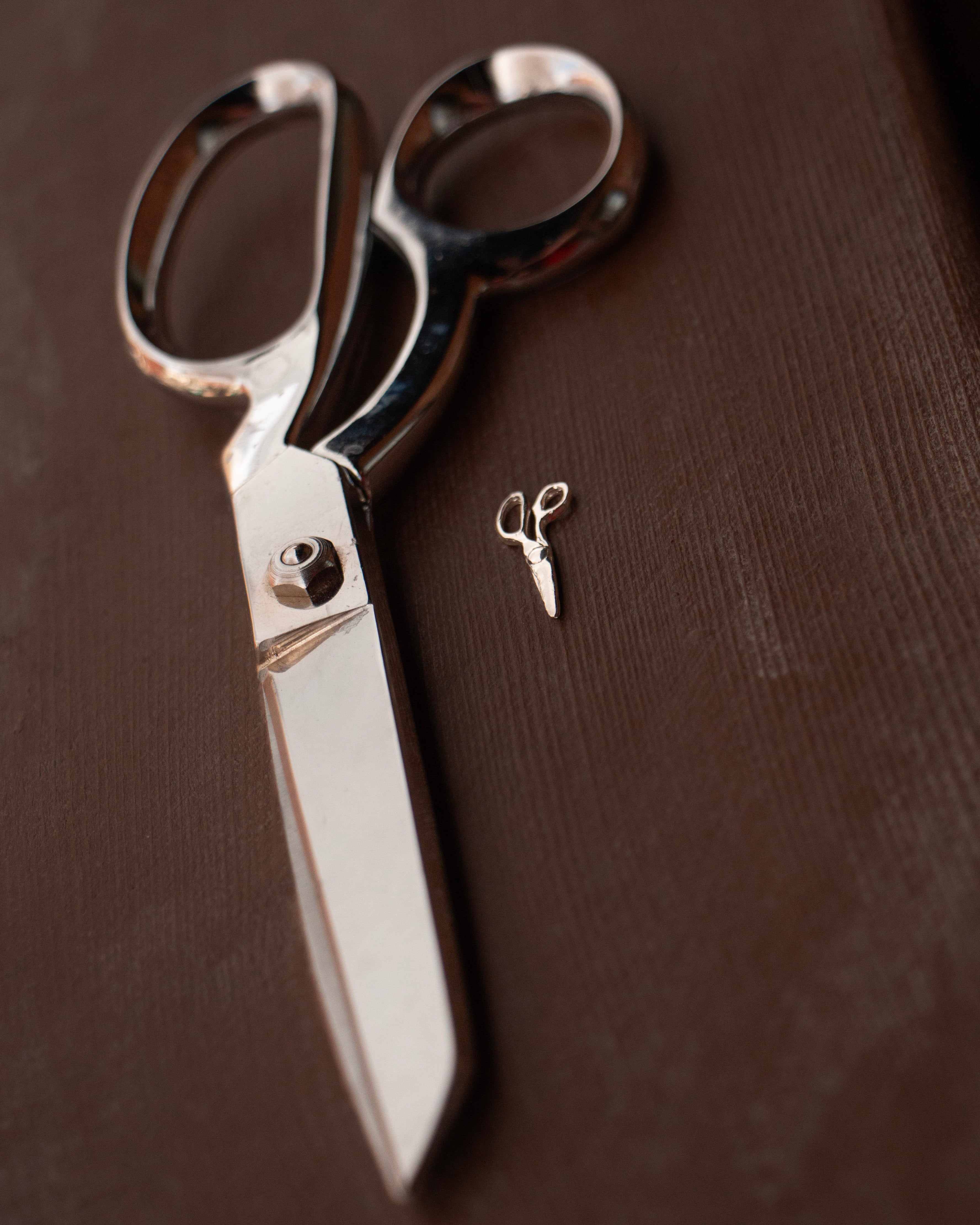 ARTICULATED SCISSOR PENDANT