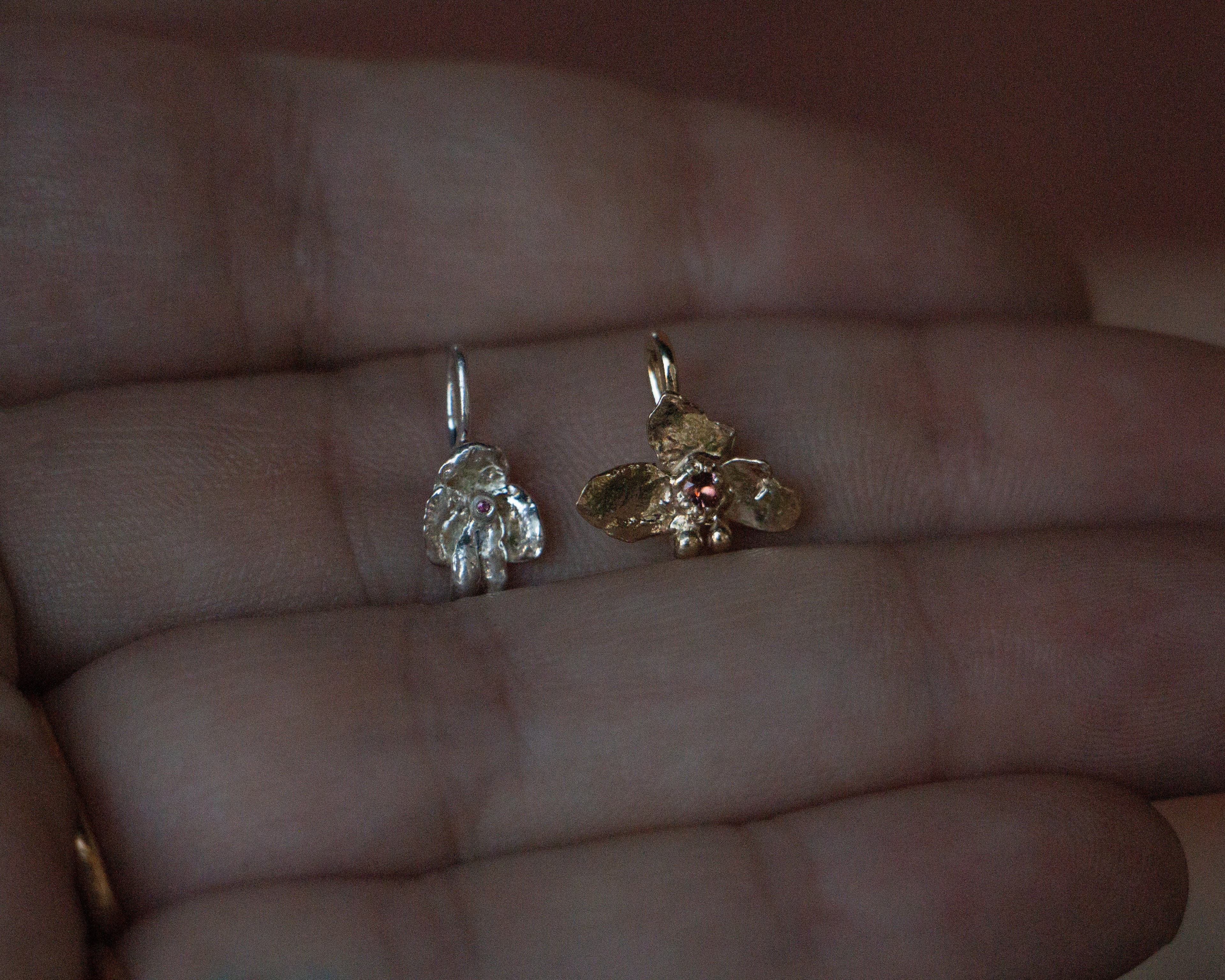 DROOPY ORCHID PENDANT